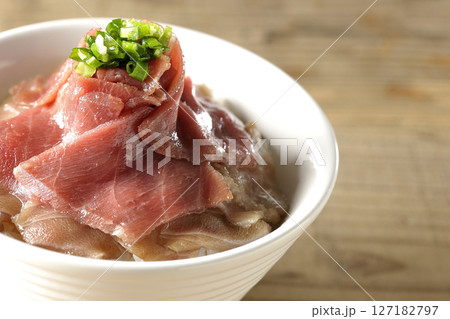鮪の赤身と中トロの丼ぶり 鮪の赤身と中トロの丼ぶり 127182797
