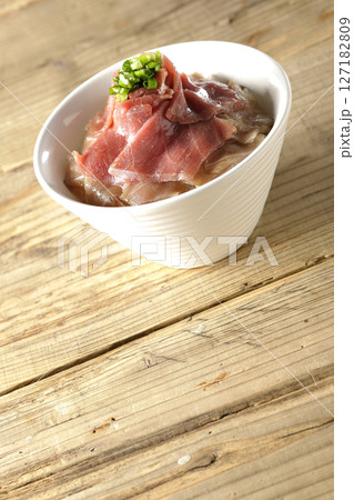 鮪の赤身と中トロの丼ぶり 鮪の赤身と中トロの丼ぶり 127182809