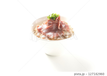 鮪の赤身と中トロの2色丼を白背景で撮影 鮪の赤身と中トロの2色丼を白背景で撮影 127182960