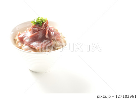 鮪の赤身と中トロの2色丼を白背景で撮影 127182961