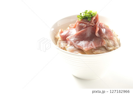 鮪の赤身と中トロの2色丼を白背景で撮影 鮪の赤身と中トロの2色丼を白背景で撮影 127182966