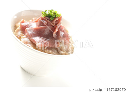 鮪の赤身と中トロの2色丼を白背景で撮影 鮪の赤身と中トロの2色丼を白背景で撮影 127182970