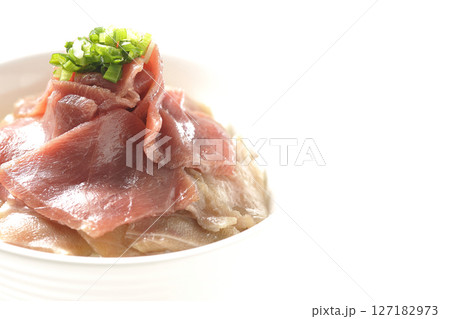 鮪の赤身と中トロの2色丼を白背景で撮影 127182973