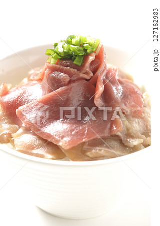 鮪の赤身と中トロの2色丼を白背景で撮影 鮪の赤身と中トロの2色丼を白背景で撮影 127182983