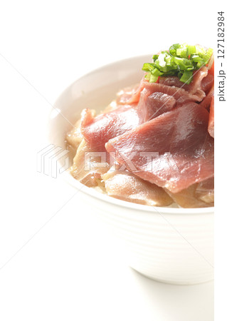 鮪の赤身と中トロの2色丼を白背景で撮影 鮪の赤身と中トロの2色丼を白背景で撮影 127182984
