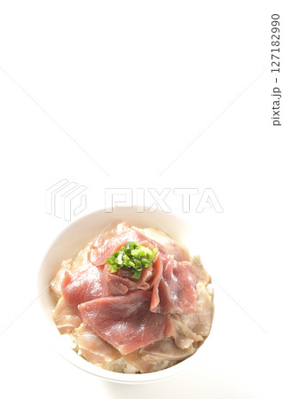 鮪の赤身と中トロの2色丼を白背景で撮影 鮪の赤身と中トロの2色丼を白背景で撮影 127182990