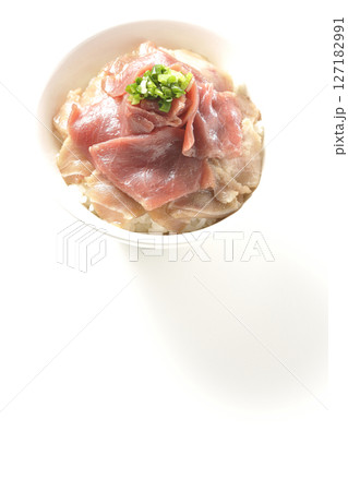 鮪の赤身と中トロの2色丼を白背景で撮影 鮪の赤身と中トロの2色丼を白背景で撮影 127182991