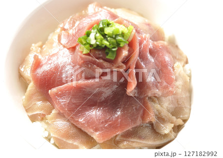 鮪の赤身と中トロの2色丼を白背景で撮影 鮪の赤身と中トロの2色丼を白背景で撮影 127182992