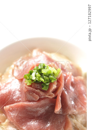鮪の赤身と中トロの2色丼を白背景で撮影 127182997