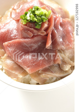 鮪の赤身と中トロの2色丼を白背景で撮影 鮪の赤身と中トロの2色丼を白背景で撮影 127182998