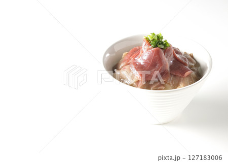 鮪の赤身と中トロの2色丼を白背景で撮影 127183006