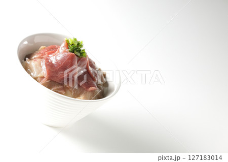 鮪の赤身と中トロの2色丼を白背景で撮影 127183014