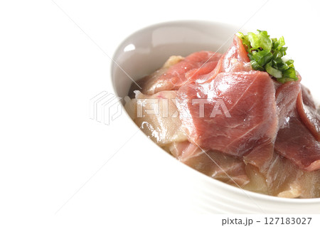 鮪の赤身と中トロの2色丼を白背景で撮影 鮪の赤身と中トロの2色丼を白背景で撮影 127183027
