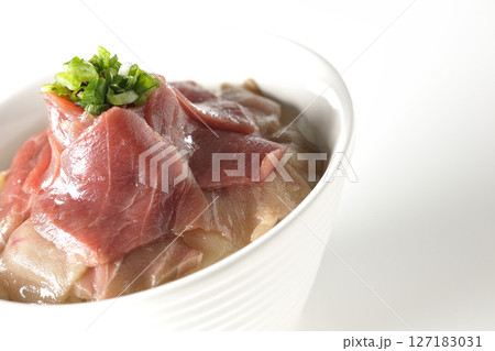 鮪の赤身と中トロの2色丼を白背景で撮影 鮪の赤身と中トロの2色丼を白背景で撮影 127183031