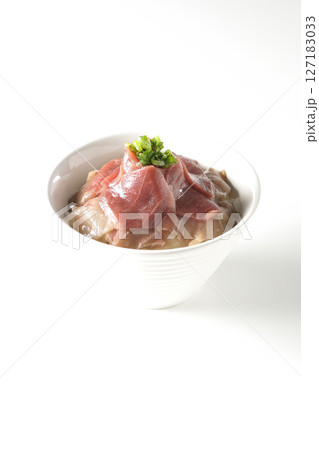 鮪の赤身と中トロの2色丼を白背景で撮影 127183033
