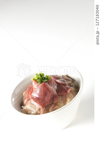 鮪の赤身と中トロの2色丼を白背景で撮影 127183040