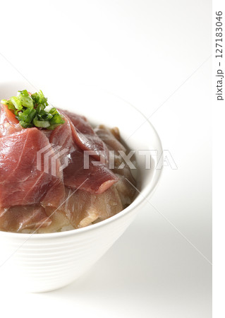 鮪の赤身と中トロの2色丼を白背景で撮影 鮪の赤身と中トロの2色丼を白背景で撮影 127183046