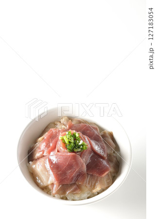 鮪の赤身と中トロの2色丼を白背景で撮影 鮪の赤身と中トロの2色丼を白背景で撮影 127183054
