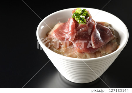 鮪の赤身と中トロの2色丼を黒背景で撮影 127183144