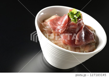 鮪の赤身と中トロの2色丼を黒背景で撮影 127183145
