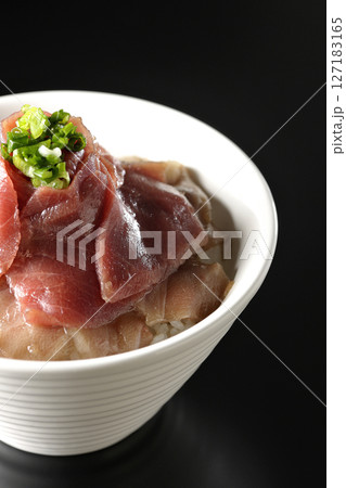 鮪の赤身と中トロの2色丼を黒背景で撮影 鮪の赤身と中トロの2色丼を黒背景で撮影 127183165