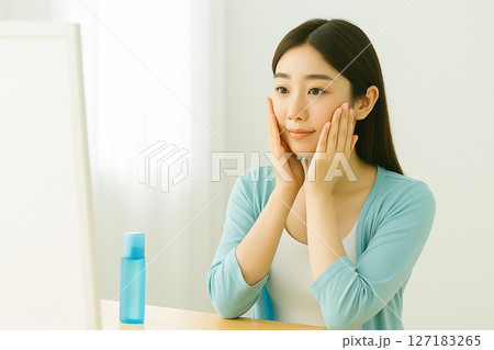 若い女性のライフスタイル　スキンケア5、窓際の明るい日差しの中でリラックスしてスキンケア 127183265