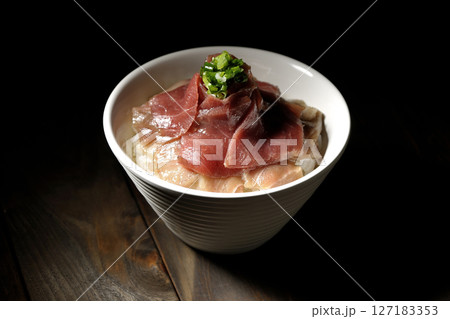 鮪の赤身と中トロの丼ぶり 鮪の赤身と中トロの丼ぶり 127183353