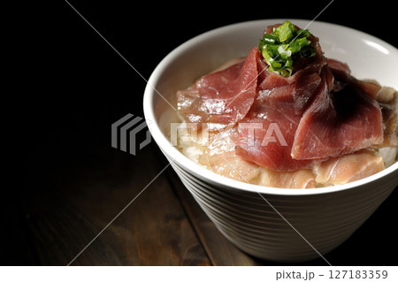 鮪の赤身と中トロの丼ぶり 127183359