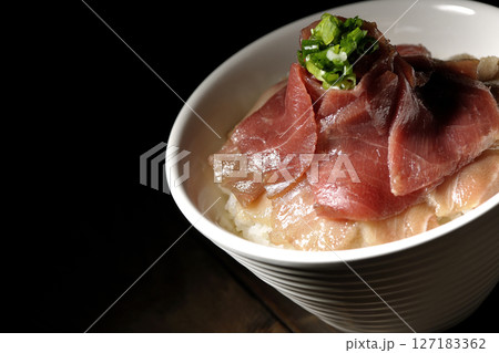 鮪の赤身と中トロの丼ぶり 鮪の赤身と中トロの丼ぶり 127183362