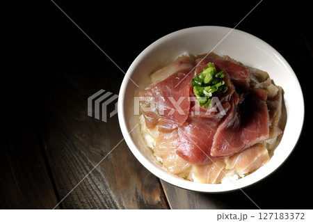 鮪の赤身と中トロの丼ぶり 鮪の赤身と中トロの丼ぶり 127183372