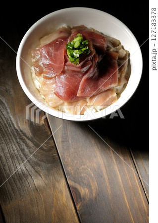鮪の赤身と中トロの丼ぶり 127183378