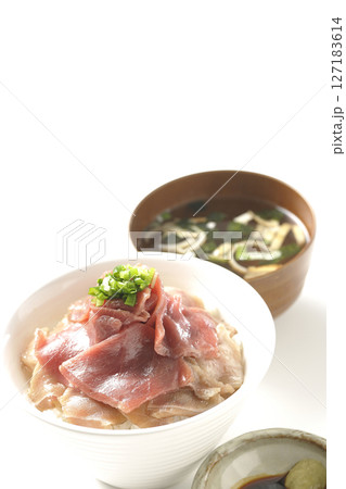 鮪の赤身と中トロの丼ぶりとお吸物のセット 鮪の赤身と中トロの丼ぶりとお吸物のセット 127183614