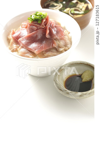 鮪の赤身と中トロの丼ぶりとお吸物のセット 鮪の赤身と中トロの丼ぶりとお吸物のセット 127183615