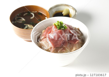 鮪の赤身と中トロの丼ぶりとお吸物のセット 鮪の赤身と中トロの丼ぶりとお吸物のセット 127183617