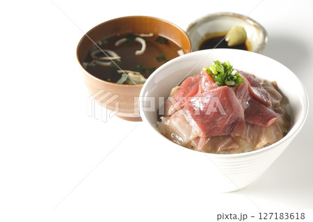 鮪の赤身と中トロの丼ぶりとお吸物のセット 鮪の赤身と中トロの丼ぶりとお吸物のセット 127183618