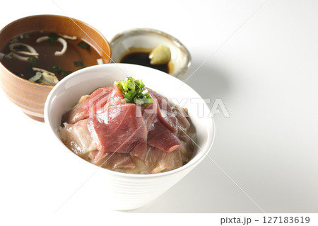 鮪の赤身と中トロの丼ぶりとお吸物のセット 鮪の赤身と中トロの丼ぶりとお吸物のセット 127183619