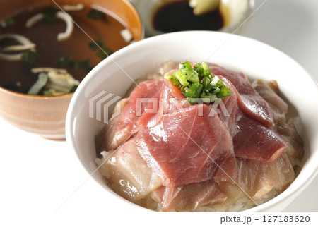 鮪の赤身と中トロの丼ぶりとお吸物のセット 127183620