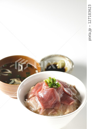 鮪の赤身と中トロの丼ぶりとお吸物のセット 鮪の赤身と中トロの丼ぶりとお吸物のセット 127183623