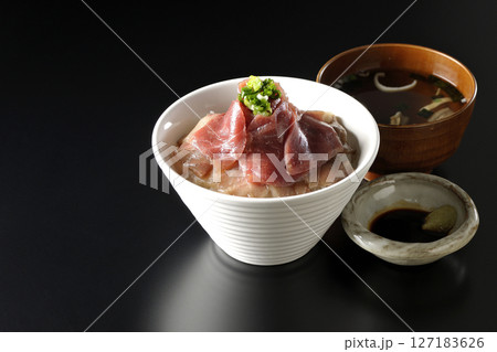 鮪の赤身と中トロの丼ぶりとお吸物のセット 鮪の赤身と中トロの丼ぶりとお吸物のセット 127183626