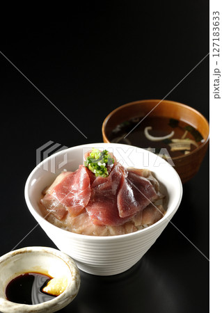 鮪の赤身と中トロの丼ぶりとお吸物のセット 127183633