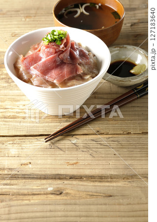 鮪の赤身と中トロの丼ぶりとお吸物のセット 鮪の赤身と中トロの丼ぶりとお吸物のセット 127183640