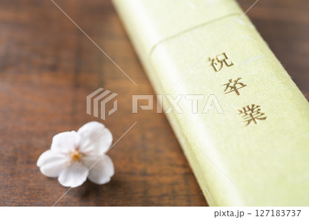 卒業証書と桜の花びら 127183737