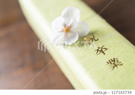 卒業証書と桜の花びら 127183739