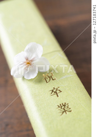 卒業証書と桜の花びら 127183741