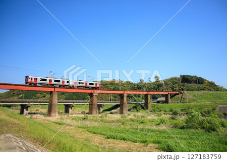八坂川を渡る815系電車(JR九州) 八坂川を渡る815系電車(JR九州) 127183759