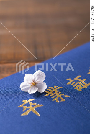 卒業証書と桜の花びら 127183796