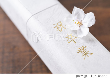 卒業証書と桜の花びら 卒業証書と桜の花びら 127183842