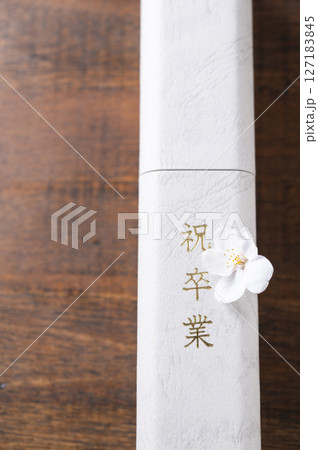 卒業証書と桜の花びら 127183845