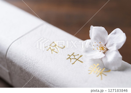 卒業証書と桜の花びら 卒業証書と桜の花びら 127183846