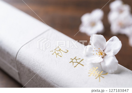 卒業証書と桜の花びら 卒業証書と桜の花びら 127183847